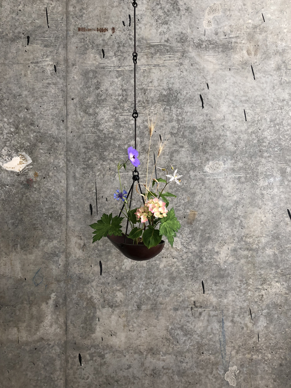 090625, cornflower, foxtail, hydrangea, fawn’s breath, himalayan geranium, copper bowl, iron chain