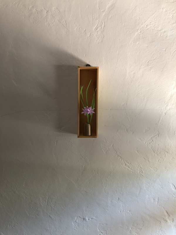 180825, wild garlic, pine wood object, bronze vase